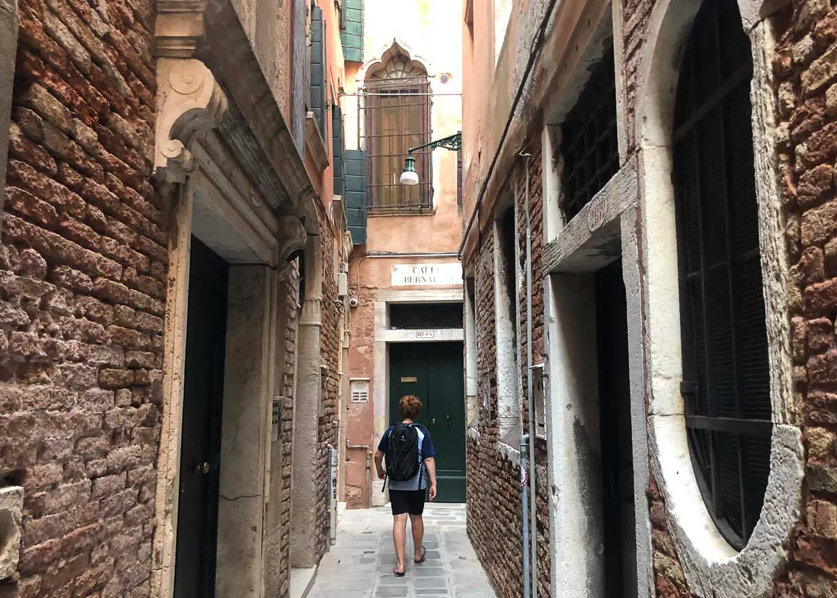 Kind in einer engen Gasse in Venedig
