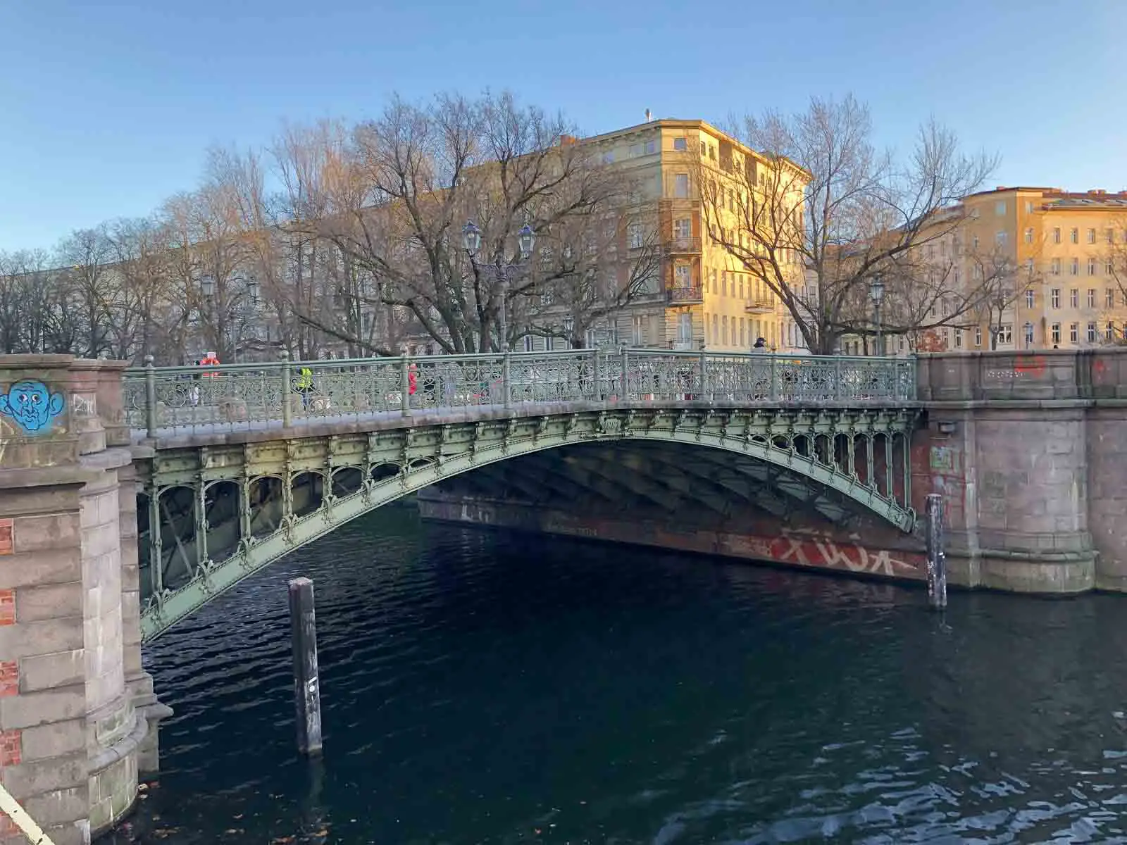 Brücke und Altbauten in Kreuzberg am Landwehrkanal