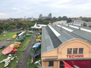 Ausblick vom Technikmuseum Speyer auf Flugzeuge, Loks, Autos und den Dom