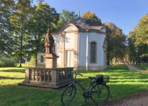Fahrrad an einer Kapelle in Rietberg / Emsniederung