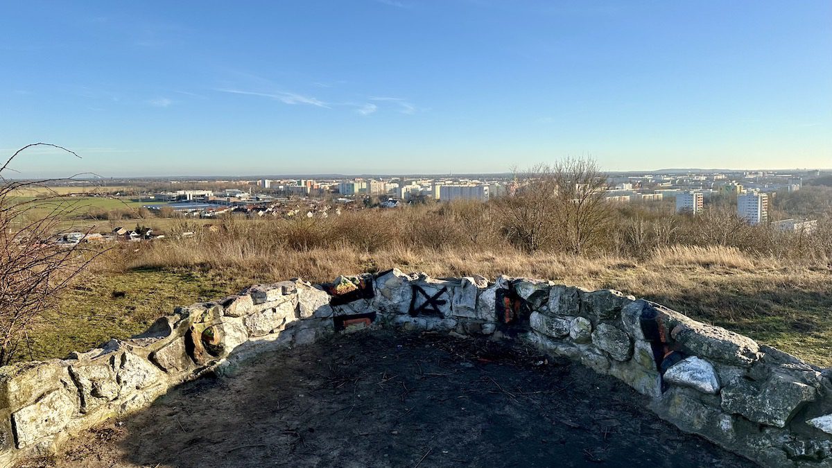 Ausblicksplateau auf dem Ahrensfelder Berg mit Ausblick auf die Plattenbauten in Hellersdorf in Berlin beim Wandern im Wuhletal