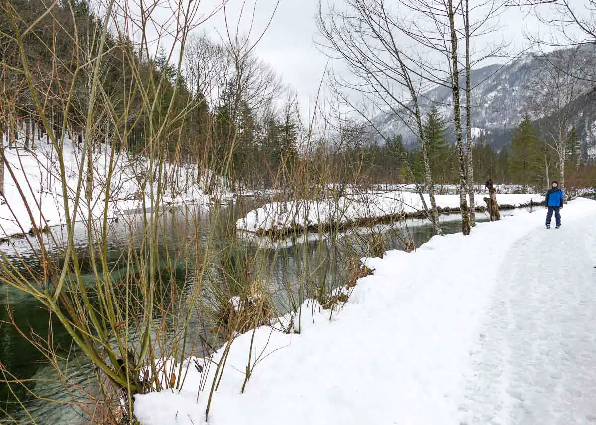Am Fluss entlang von Oberammergau nach Ettal Wandern mit Kind im Winter am 