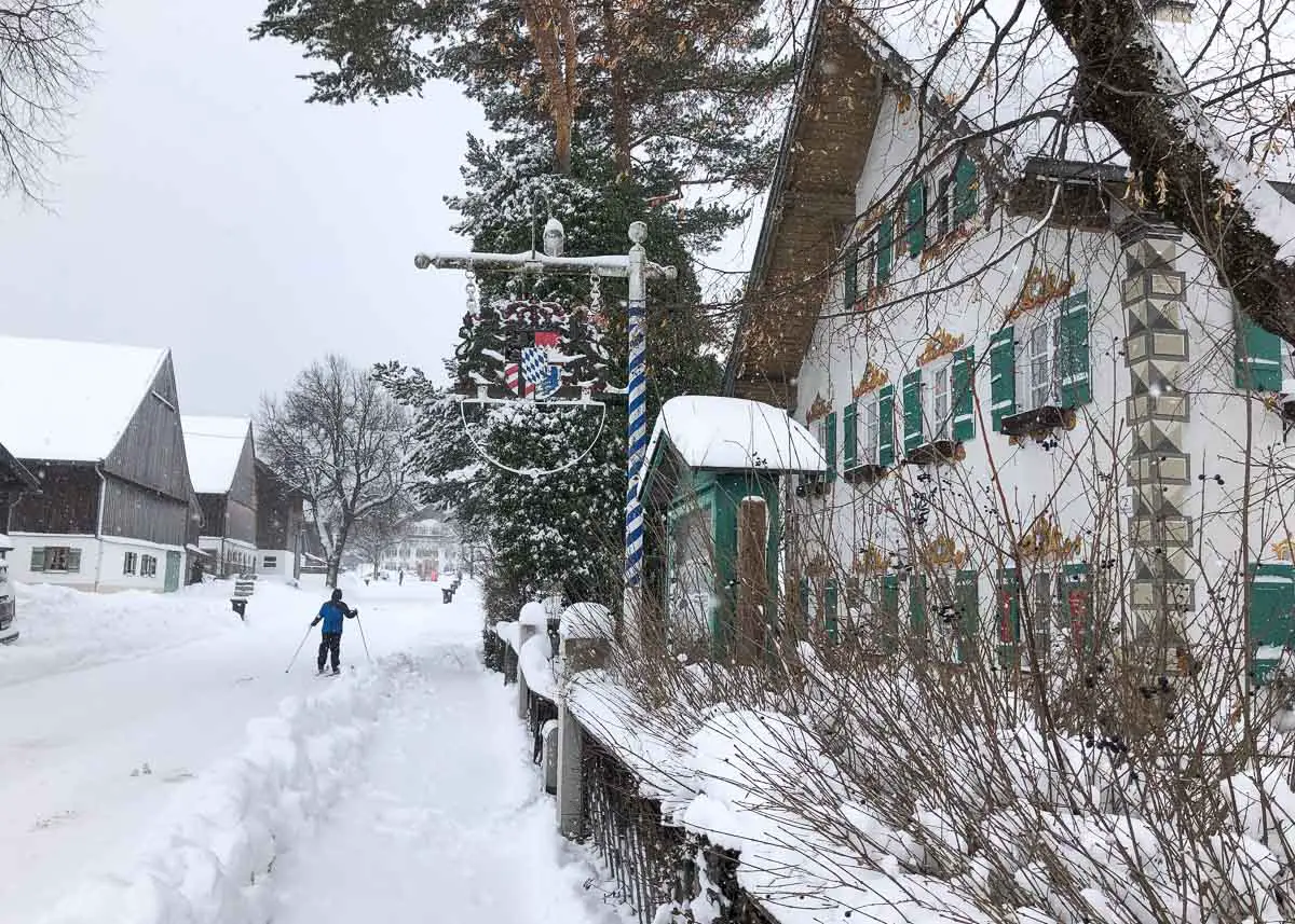 Unterammergau im Winter mit Kind auf Langlaufskiern