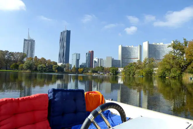 Bootausflug in Wien mit Blick auf Skyline