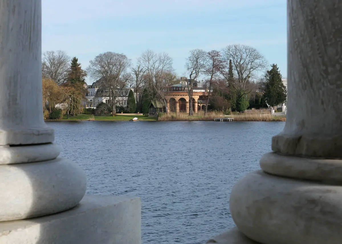 Blick vom Marmorpalais über den Heiligen See zu Villen in der Berliner Vorstadt von Potsdam