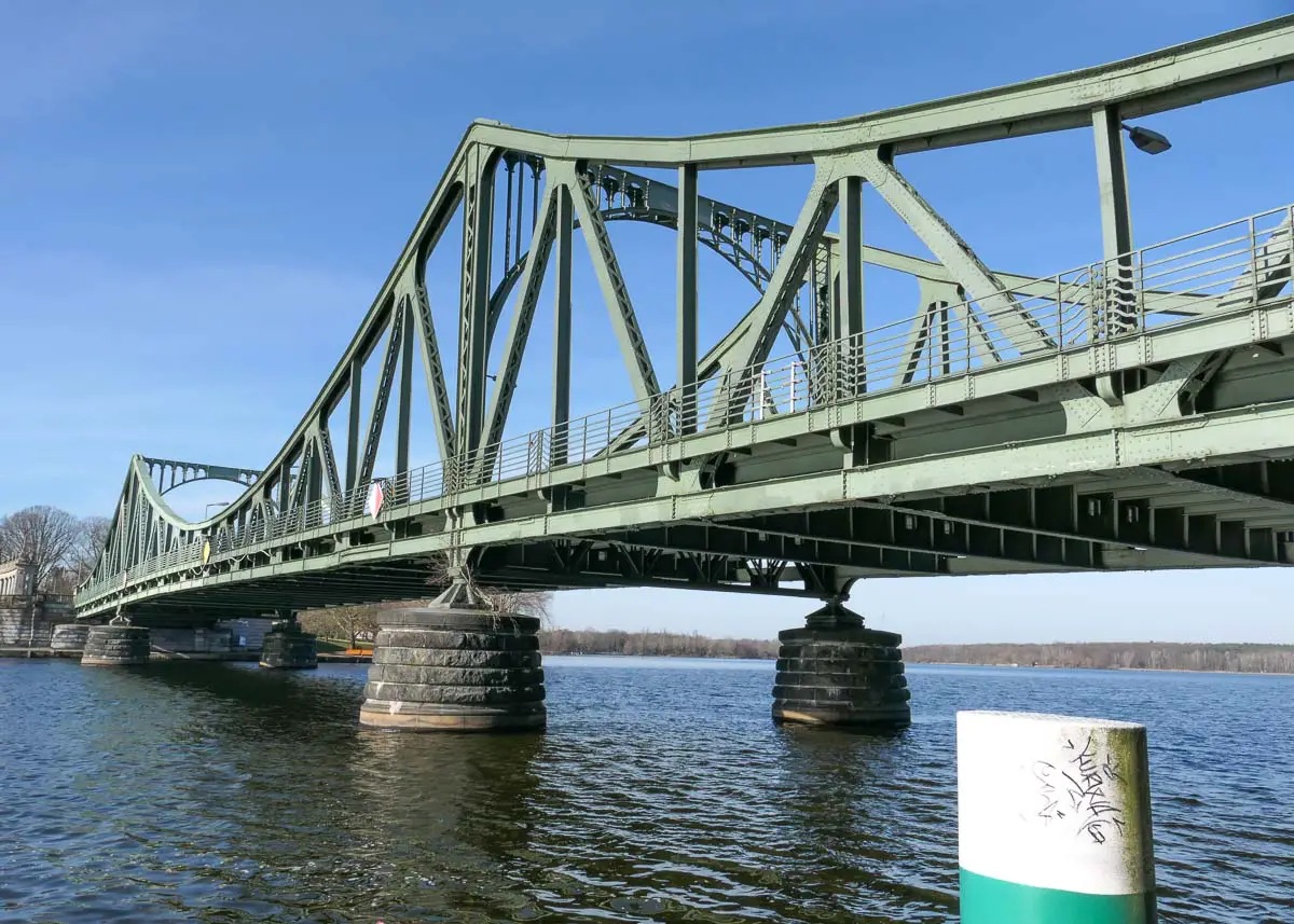 Glienicker Brücke von unten mit Havel