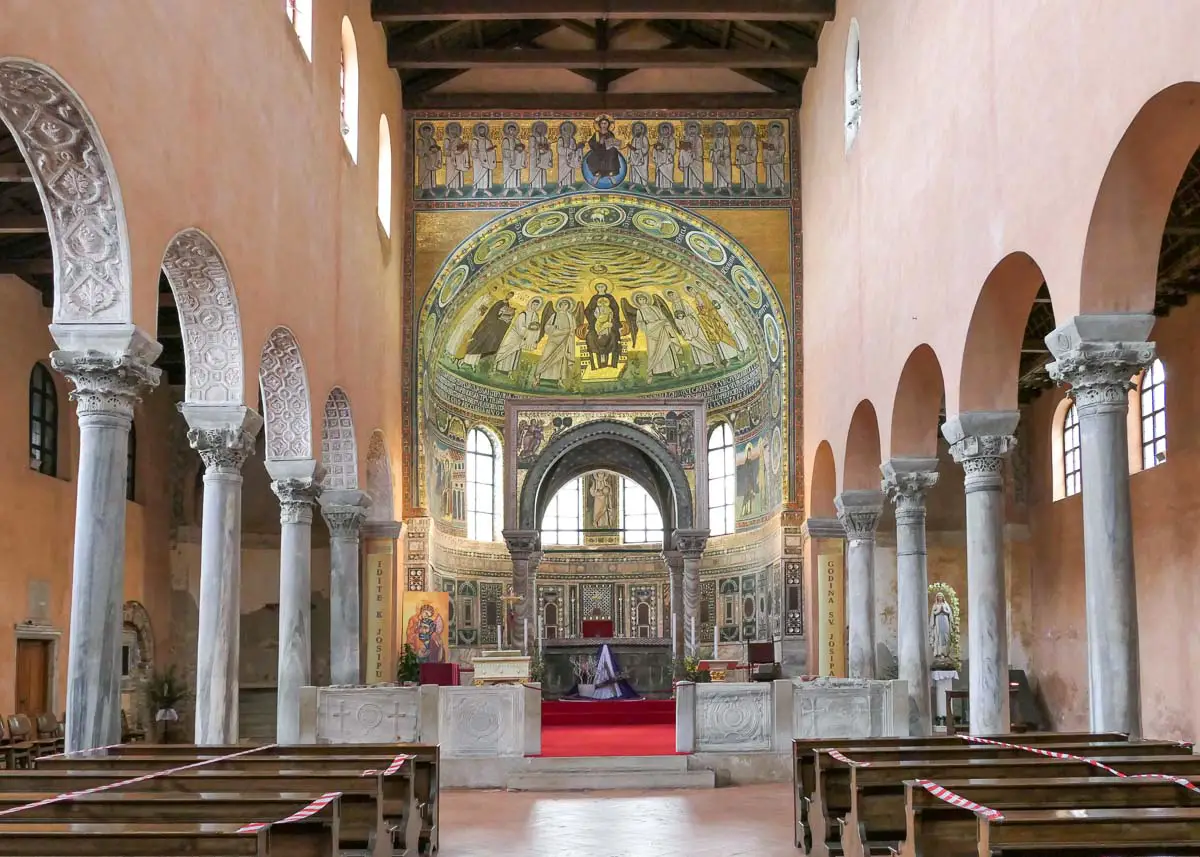 Byzantinischer Kirchenraum der Sankt Euphrasius Basilika in Porece