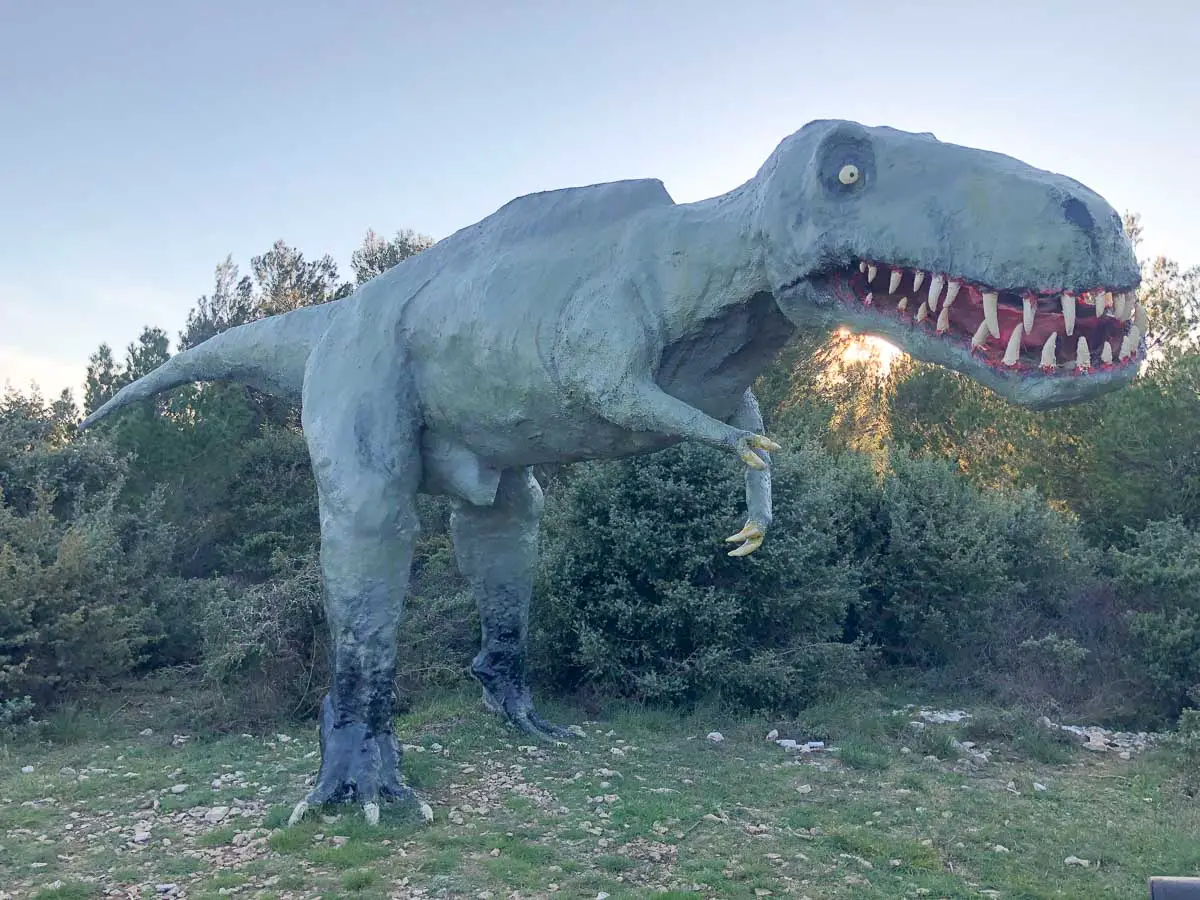 lebensgroße Figur eines T-Rex am Dinosaurier-Lehrpfad am Kap Kamenjyk von Istrien