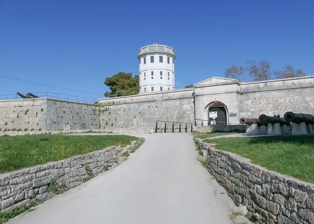 Festung Pula (Istrien) mit alten Kanonen