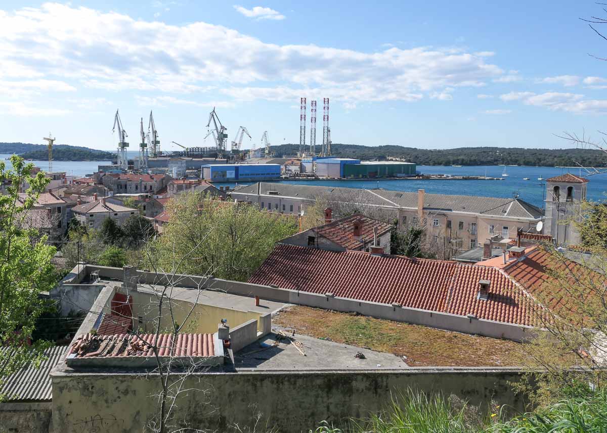 Pula - Aussicht von der Festung zum Hafen