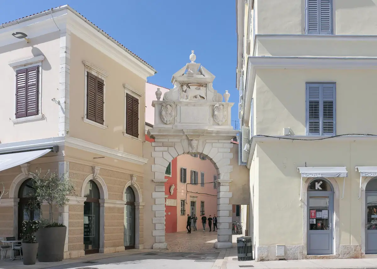 Straße mit Sehenswürdigkeiten in Rovinj (Istrien)