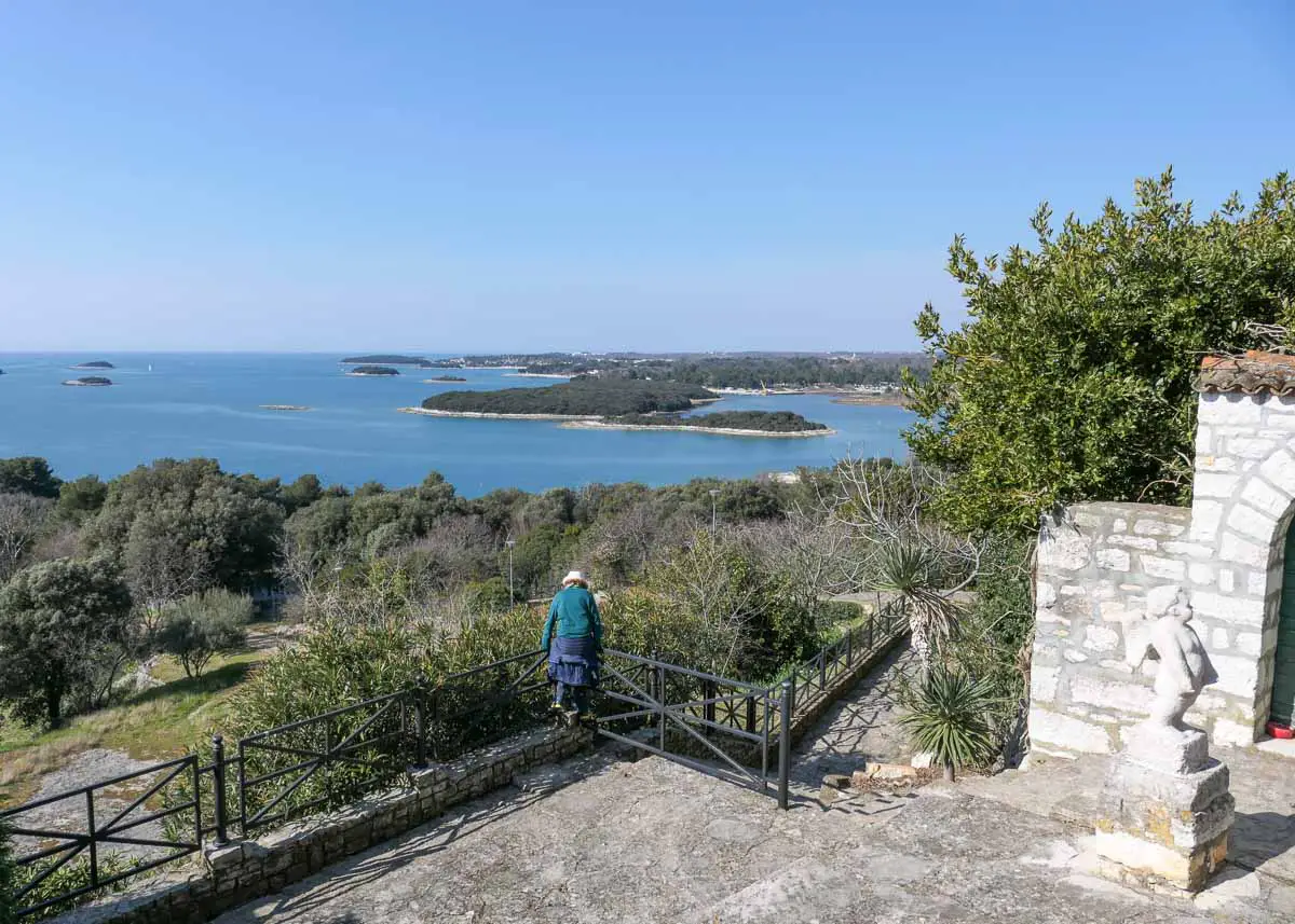 Ausblick auf Inseln vor der Küste von Istrien in Vrsar