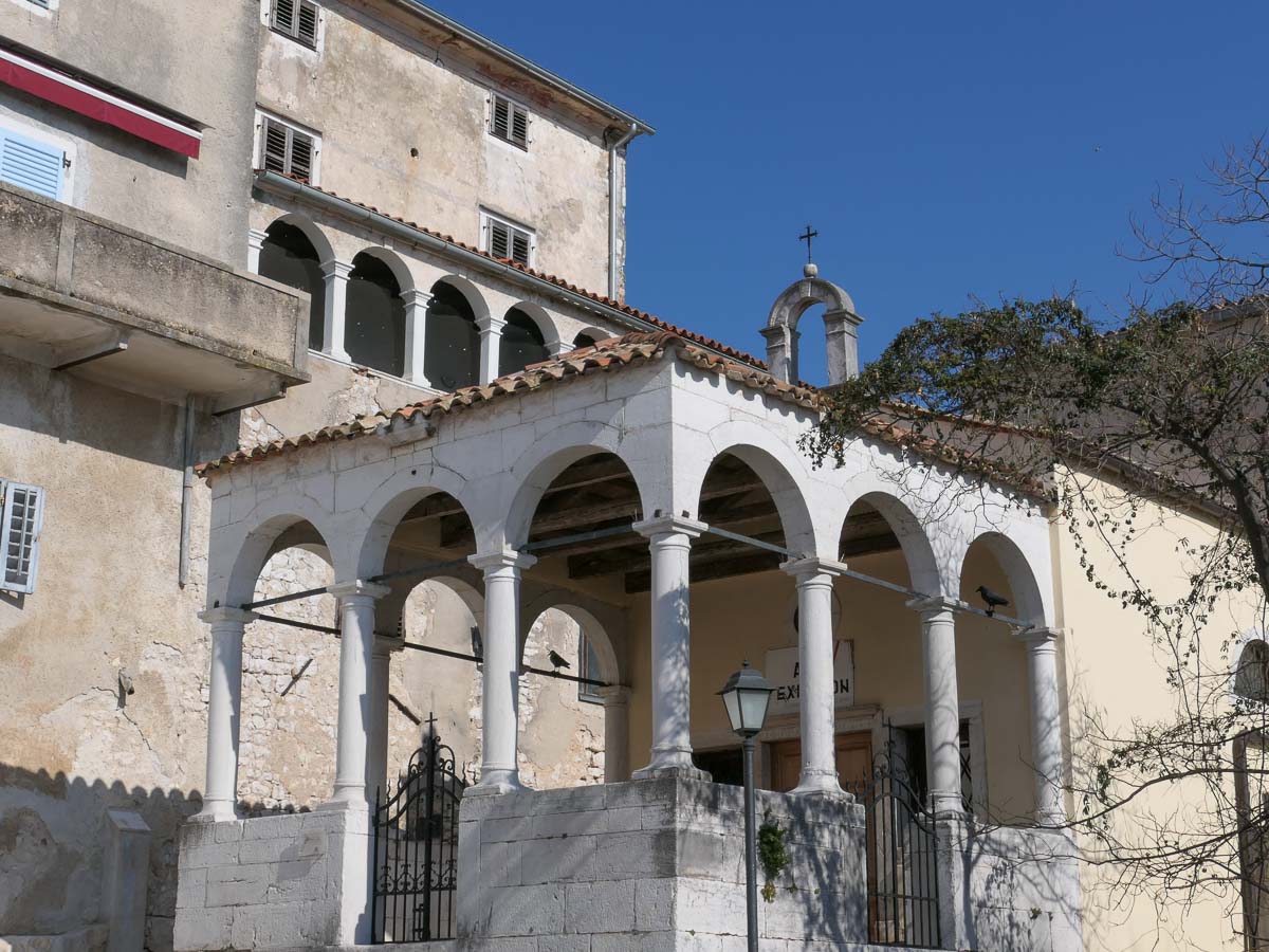 Dorfplatz von Vrsar (Istrien) mit Arkaden