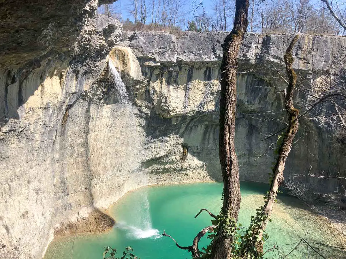 Blick auf den türkischblauen Sopot Wasserfall im Inland von Istrien (Kroatien)