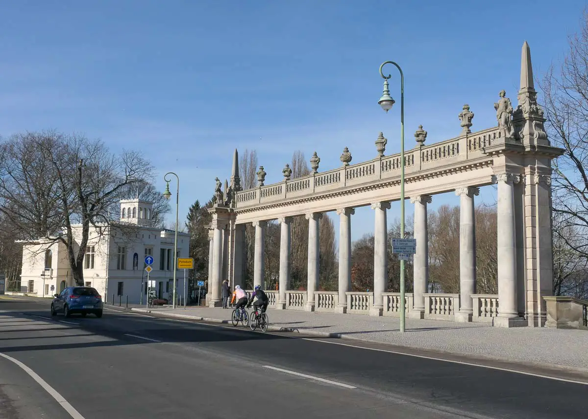 Potsdam: Kolonnaden und Villa Schöningen an der Glienicker Brücke