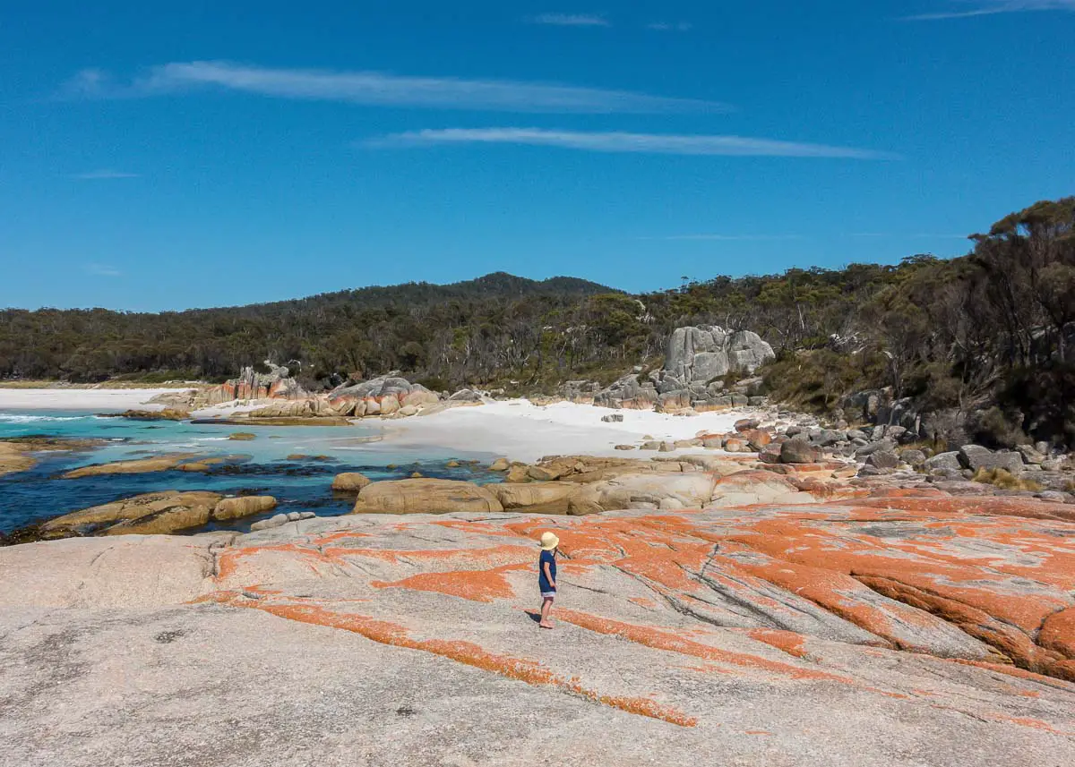 Kind am Felsenstrand bei der Elternzeit-Fernreise mit Kindern nach Tasmanien