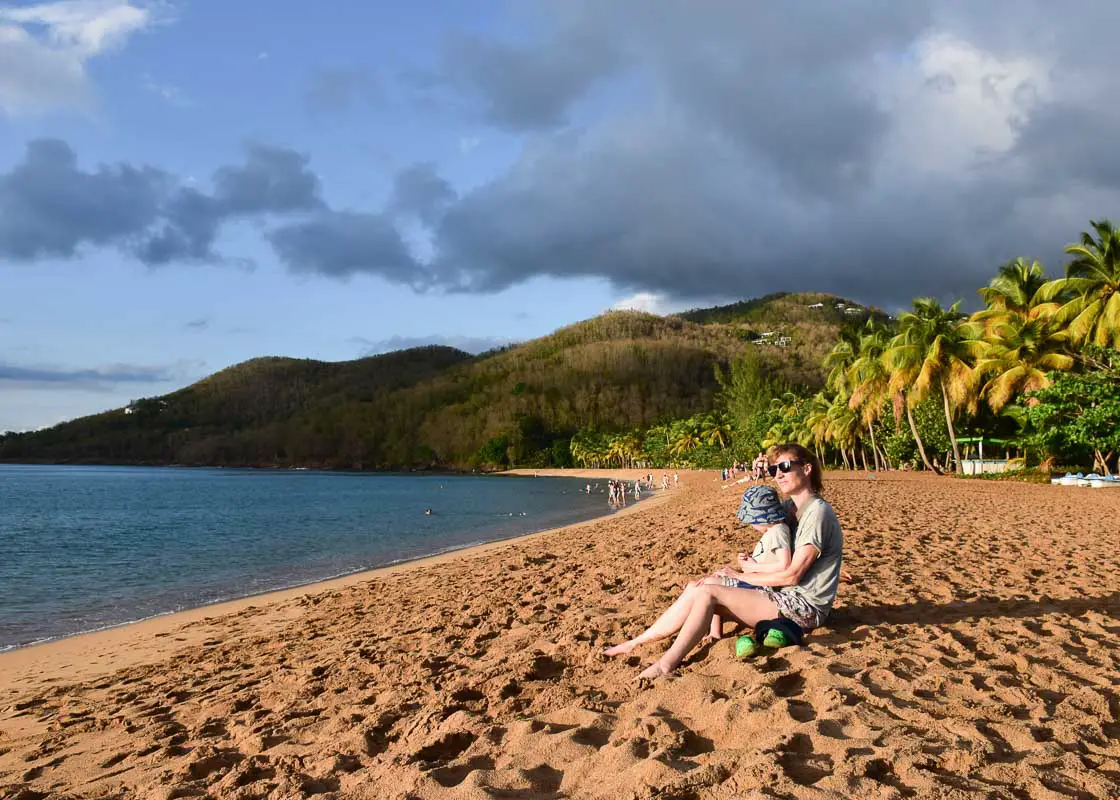 Guadeloupe: mit Kind am Strand in der Karibik