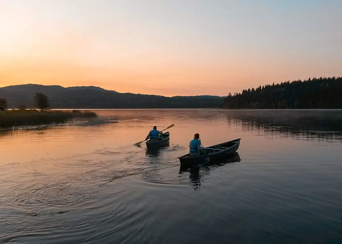 Paddeln auf den Seen im Sonnenuntergang in West-Kanada auf Fernreise mit Kindern