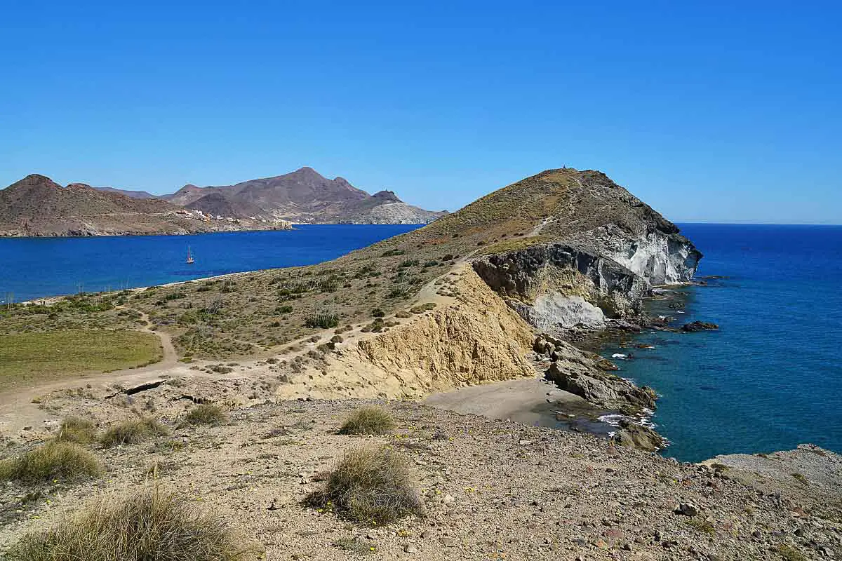 Vulkanische Küstenlandschaft im NAturpkar Cabo de Gata bei Almeria in Andalusien