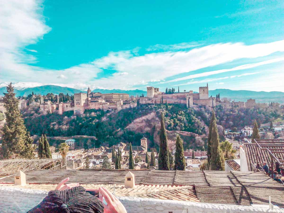 Die Alhambra in Granada von einem Aussichtspunkt