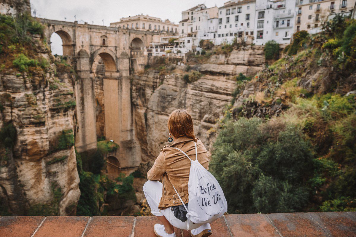 Frau vor der spektakulären Brücke über die Schlucht von Ronda