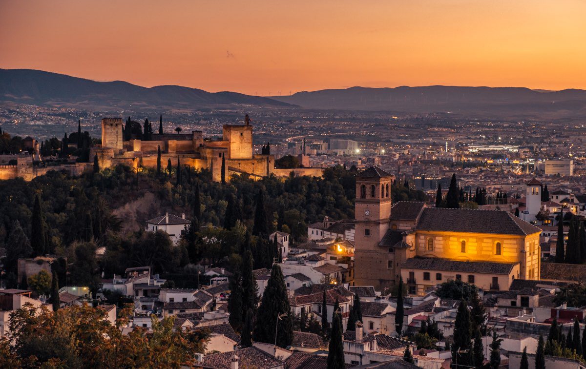 Granada bei Sonnenuntergang: Blick vom Albaicin auf die Alhambra