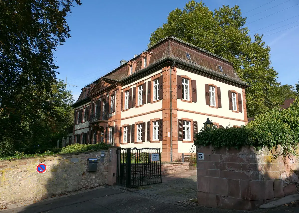 Schloss im Dorf St. Johann an der Weinstraße