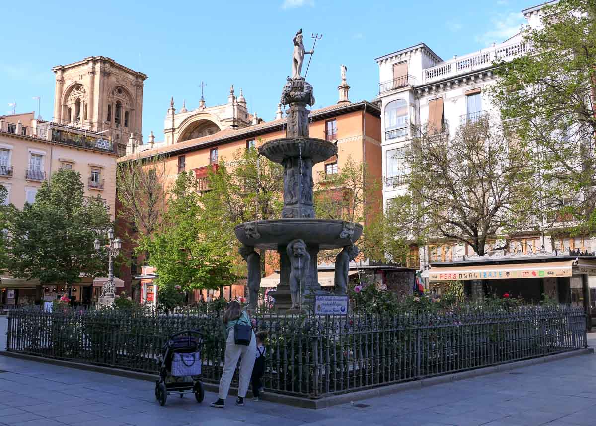 Typisch Andalusien: Platz in Granada mit Brunnen