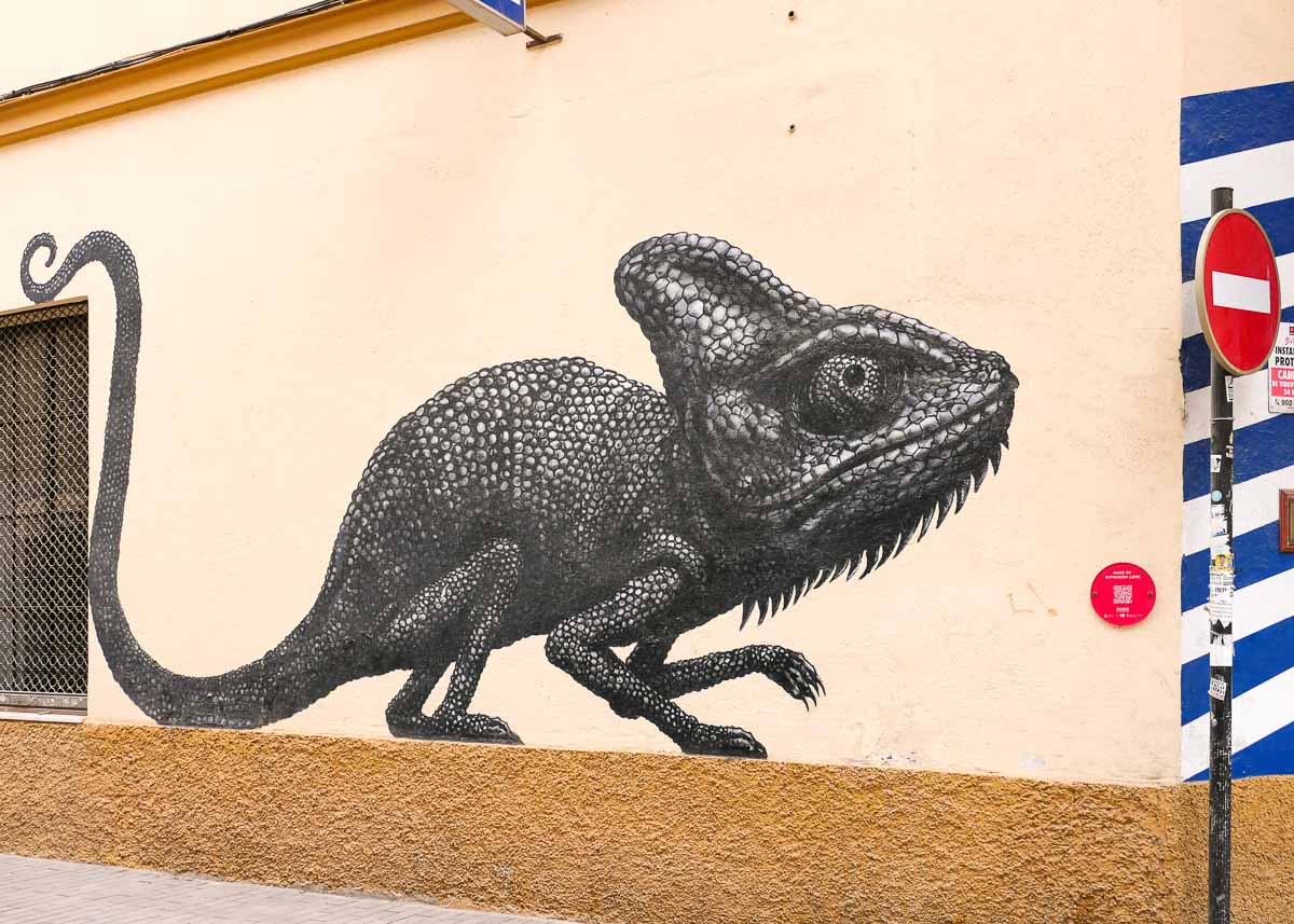 Streetart in Malaga - ein riesiges Chamäleon an einer Hauswand
