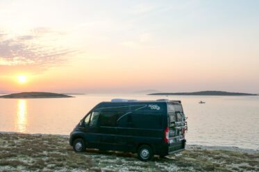 Sonnenaufgang beim Camping in Istrien am Meer mit Wohnmobil