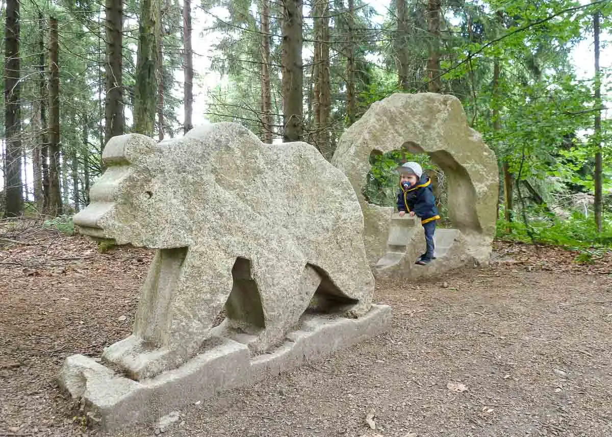 Sehenswürdigkeiten aus Granit: Bären-Skulpturen bei Zell im Fichtelgebirge