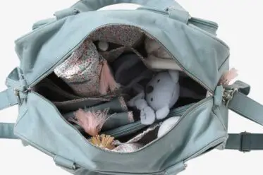 gepackte Tasche für Urlaub mit Baby und Kleinkind