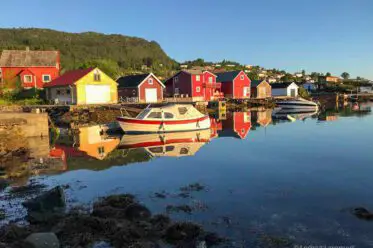 Typisches Bild bei Reisen nach Norwegen: Häuser am Wasser in Tysnes Vage