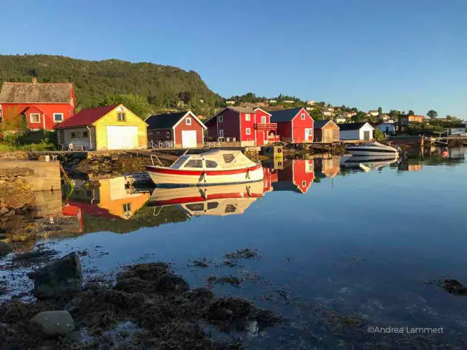 Typisches Bild bei Reisen nach Norwegen: Häuser am Wasser in Tysnes Vage