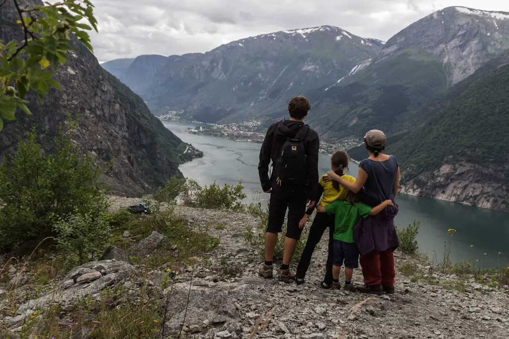 FAmilie mit Kindern in Norwegen am Sörfjord 