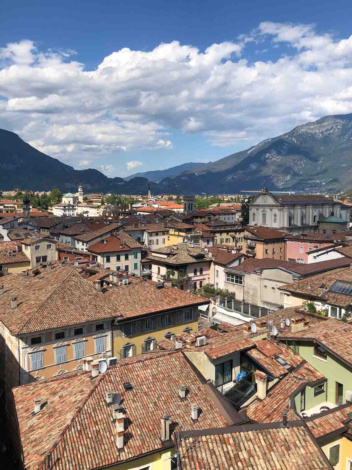 Ausblick vom Torre Apponale auf Riva und Arco