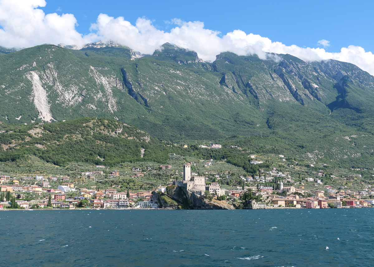 Malcesine - einer der schönsten ORte am Gardasee vom Wasser aus gesehen mit dem Monte Baldo