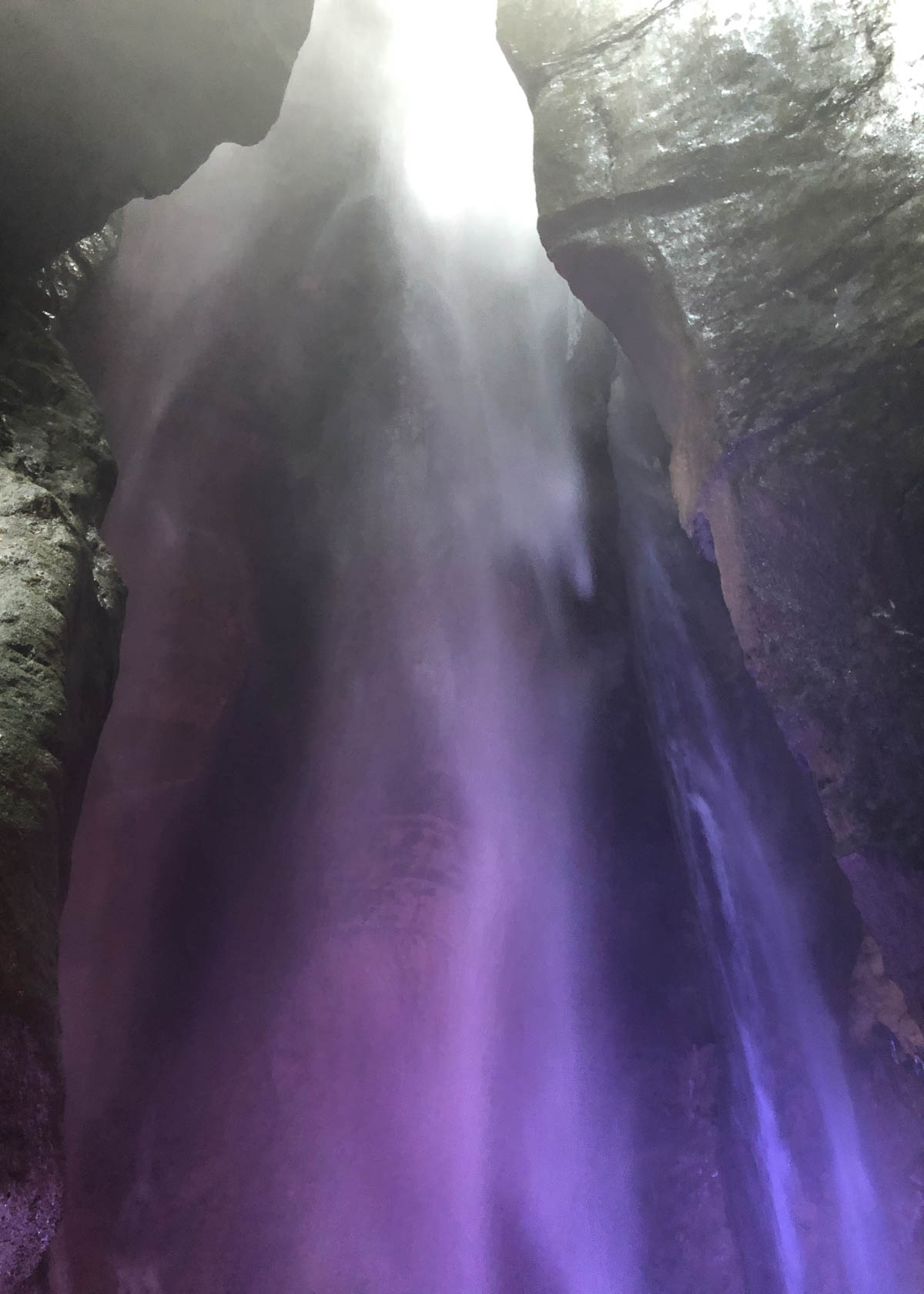 beleuchteter Wasserfall Varone in einer Grotte