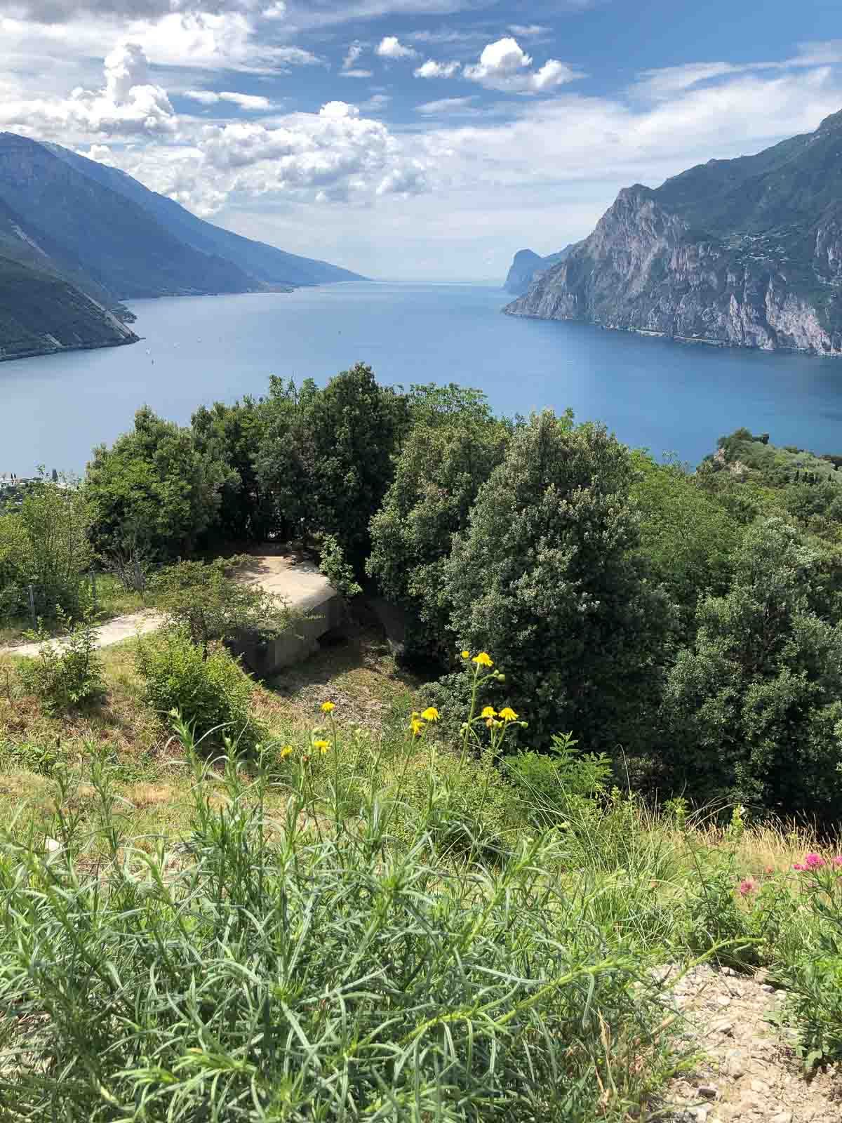 Ausblick vom Monte Brione auf den Gardasee