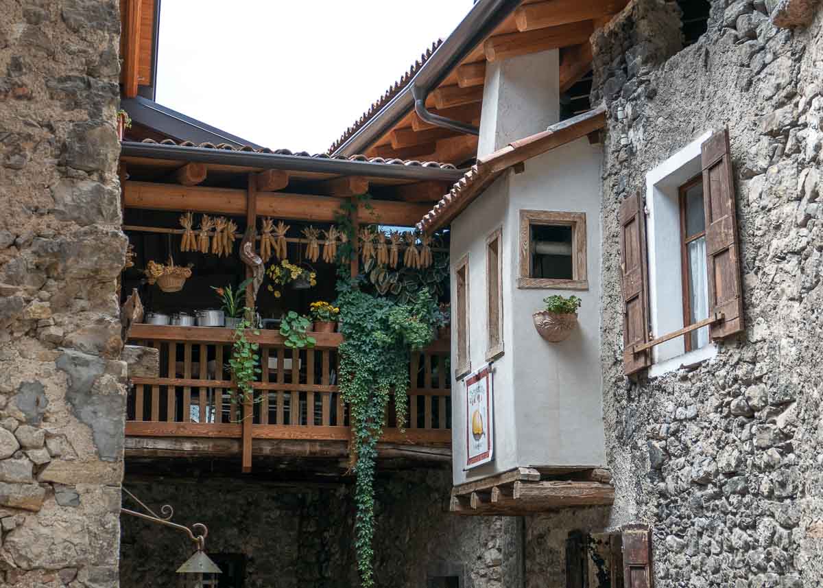 Balkons im historischen Canale di Tenno - eines der schönsten Dörfer Italiens
