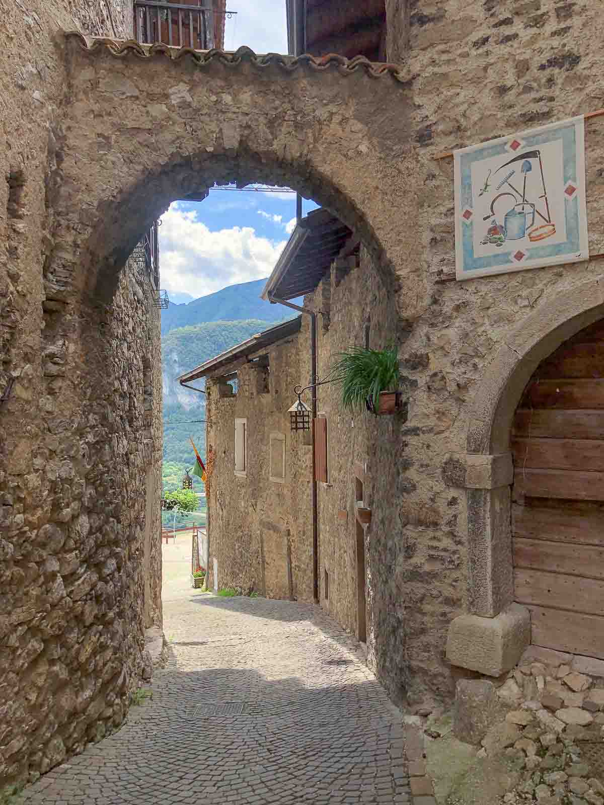 mittelalterlicher Torbogen in Canale di Tenno
