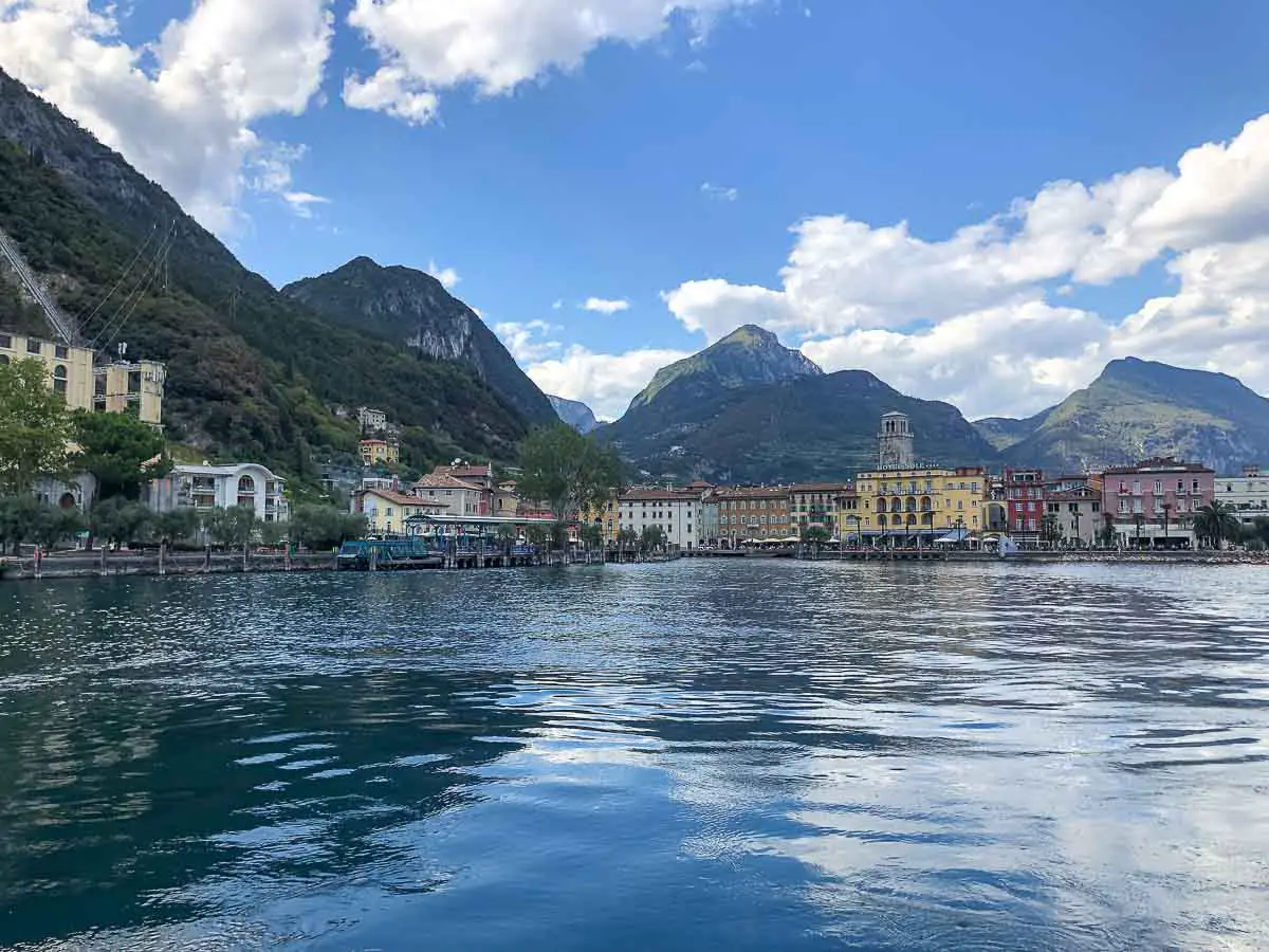 Riva del Garda vom Wasser aus - einer der schönsten Orte am Gardasee