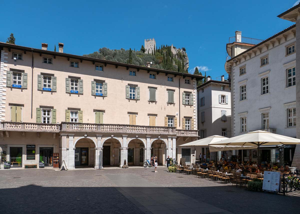 Arco - Burg über einer Piazza in der Altstadt