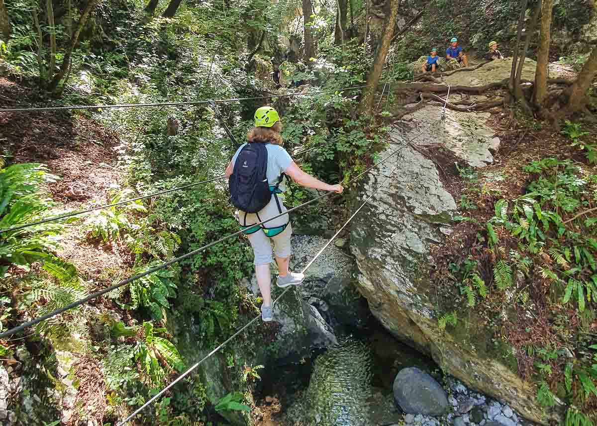 Seilbrücke über die Felsenschlucht des Rio Sallagoni