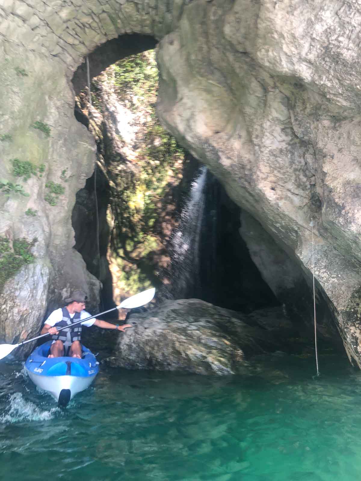 Kajak an der Höhle zum Ponale Wasserfall
