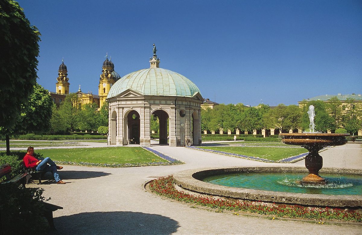 Hofgarten mit Brunnen und Dianatempel