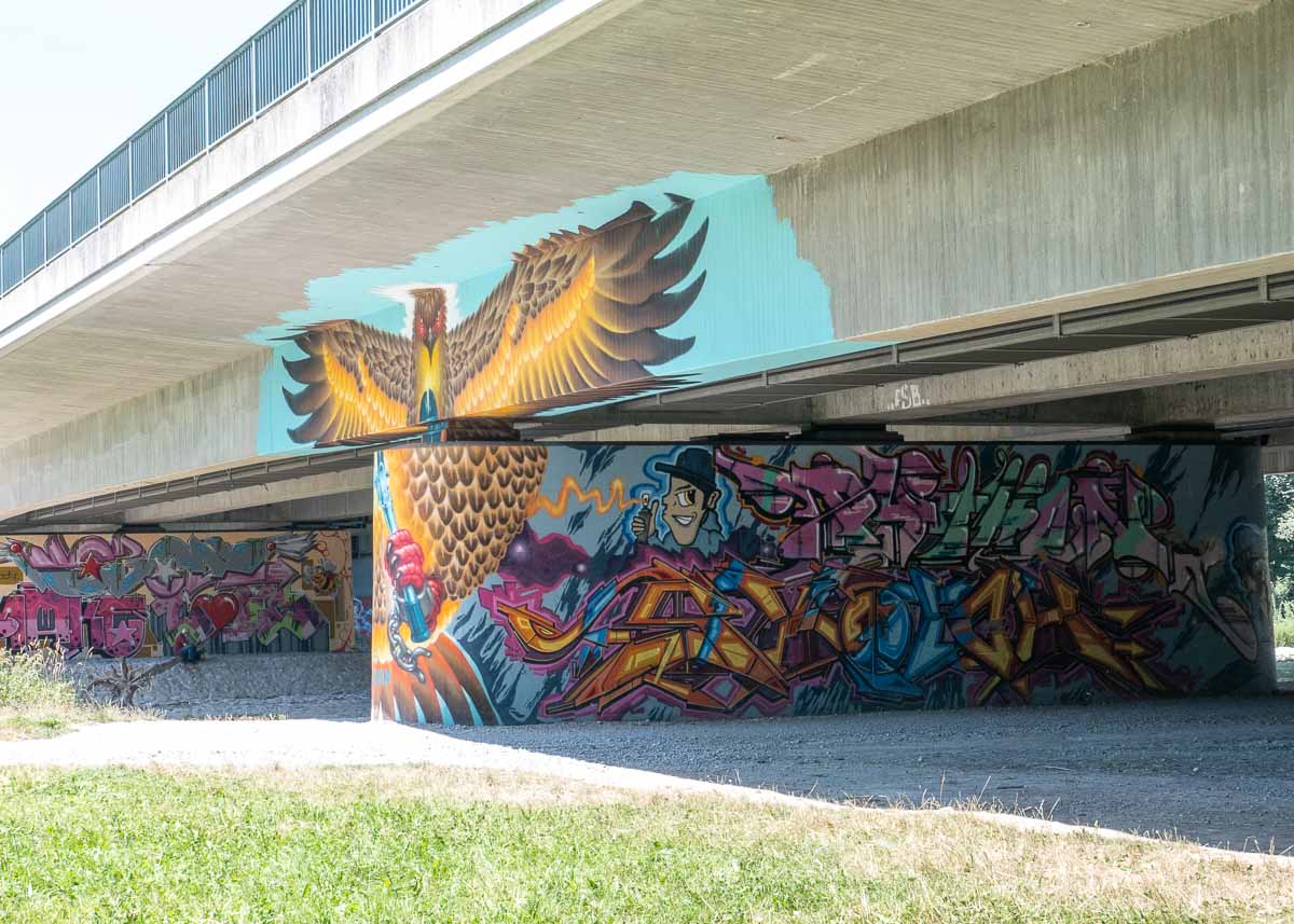 Street Art an einer Brücke am Isarradweg in München