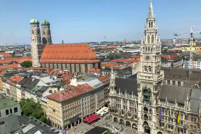 Blick vom Alten Peter auf Neues Rathaus, Marienplatz und Frauenkirche in München