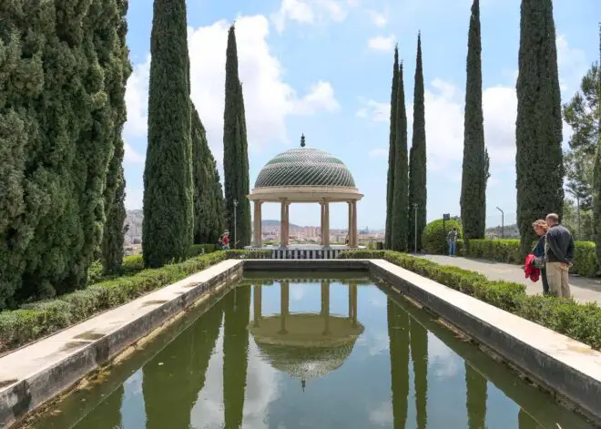 Pavillon mit Wasseranlage und Koniferen im Jardin Botanico-Historico von Malaga