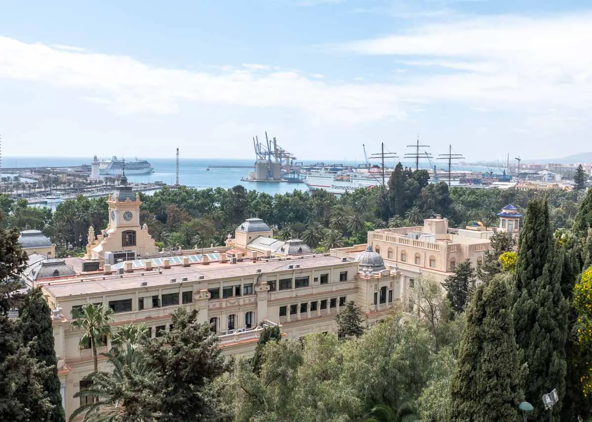 Ausblick von der Alcazaba auf das Rathaus und den Hafen von Malaga 